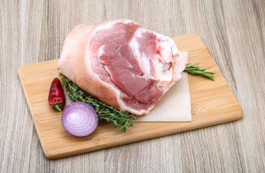 Rosemary ile çiğ domuz knuckle