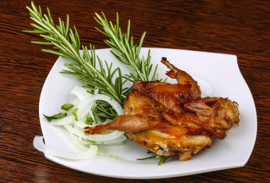 Rosemary ile kızarmış bıldırcın