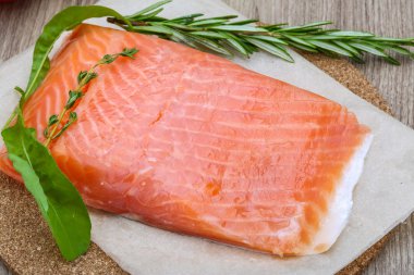 Rosemary ile tuzlanmış somon