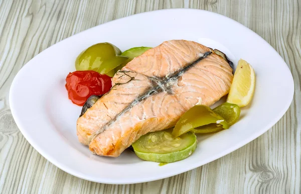 Salmão assado com legumes — Fotografia de Stock