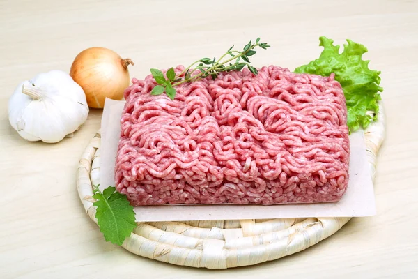 М'ясо з чебрецем — стокове фото