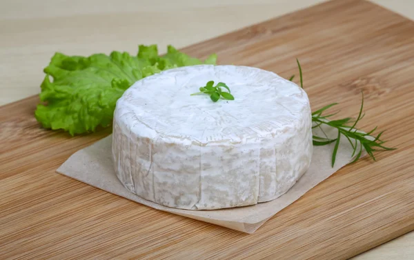 Queijo camembert com ervas — Fotografia de Stock