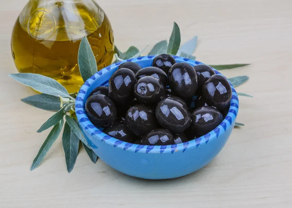 Black olives in bowl