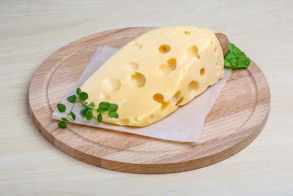 Queso amarillo con orégano —  Fotos de Stock