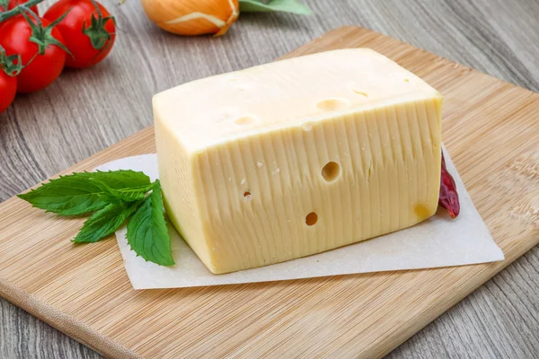 Ladrillo de queso amarillo con menta —  Fotos de Stock