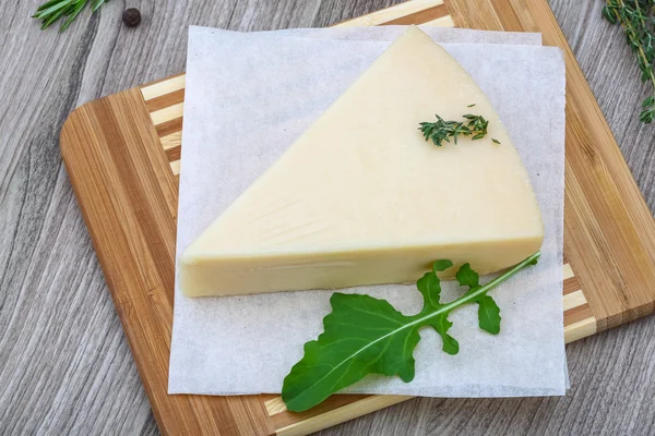 Queijo parmesão com ervas — Fotografia de Stock