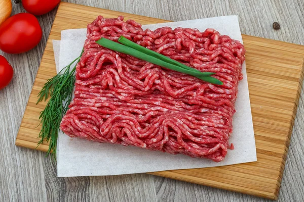 Carne picada crua com cebola — Fotografia de Stock