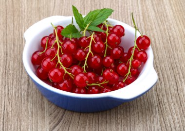 Olgun kırmızı kuş üzümü kase