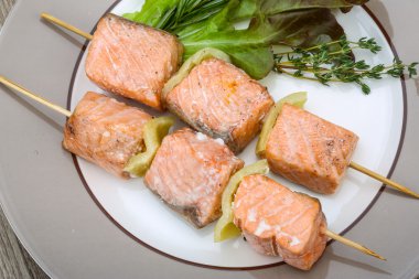 Rosemary ile som balığı şiş