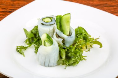 Kalamar sashimi salatalık ve nori ile