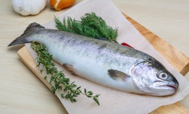 Ham alabalık kekik ile