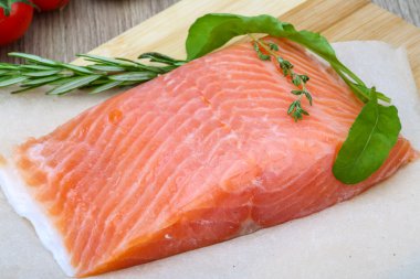 Rosemary ile tuzlanmış somon