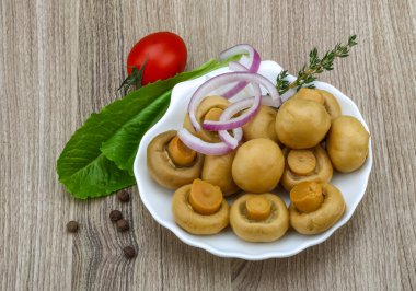 Turşu champignon kekik ile