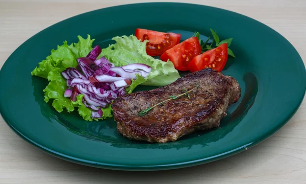 Rindersteak mit Zwiebeln — Stockfoto