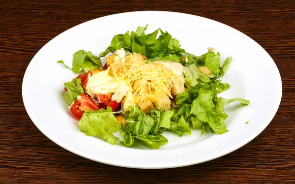 Caesar-Salat mit Huhn — Stockfoto