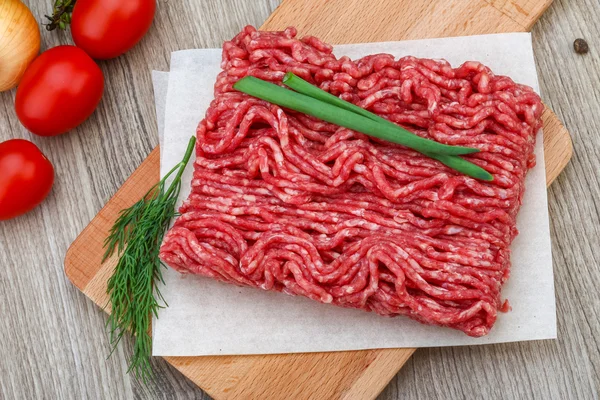 Rohes Hackfleisch mit Zwiebeln — Stockfoto