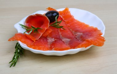 Somon tabağına dilimlenmiş