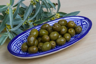 Kase içinde yeşil zeytin