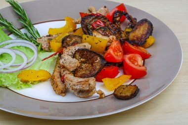 Sebzeli kızarmış domuz.