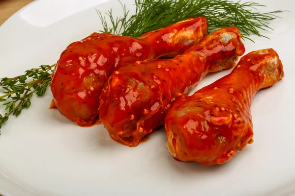 Pernas de frango em molho de tomate vermelho — Fotografia de Stock