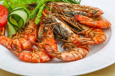 Kuşkonmaz ile ızgara karides