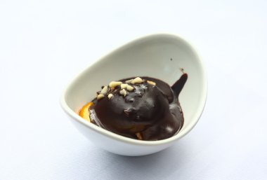 Çikolata ve fındık ile profiterol