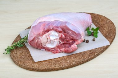 Çiğ hindi budu kekik ile