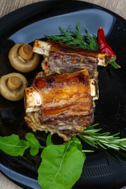 Rosemary ile kavrulmuş dana kaburga