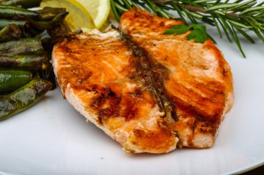 Yeşil fasulye ile ızgara somon