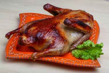 Kızarmış ördek salatası ile