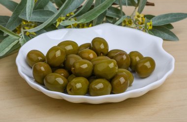 Kase içinde yeşil zeytin