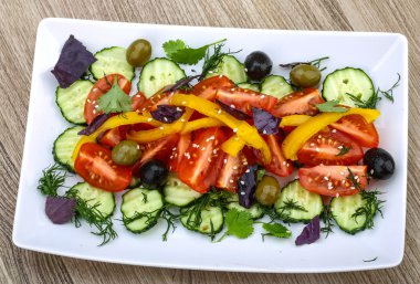 Domates, salatalık ve zeytin salatası