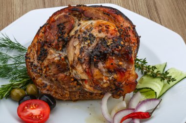 Dereotu ile kavrulmuş domuz diz