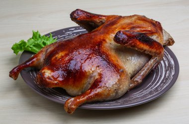 Kızarmış ördek salatası yaprak ile