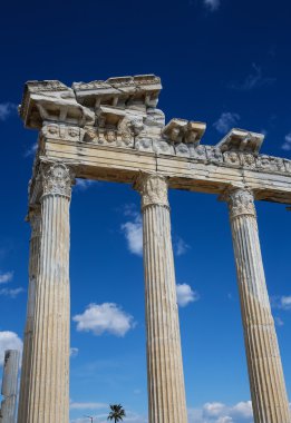 Apollo Tapınağı yan tarafta