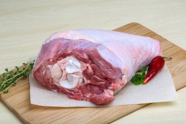 Çiğ hindi bacağı