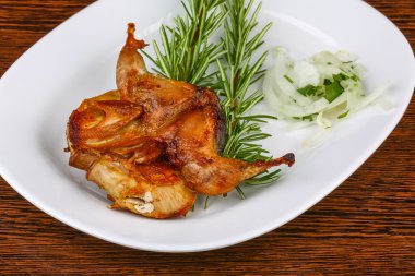 Rosemary ile kızarmış bıldırcın