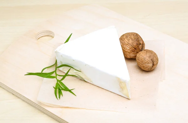 クルミ入りのブリーチーズ — ストック写真