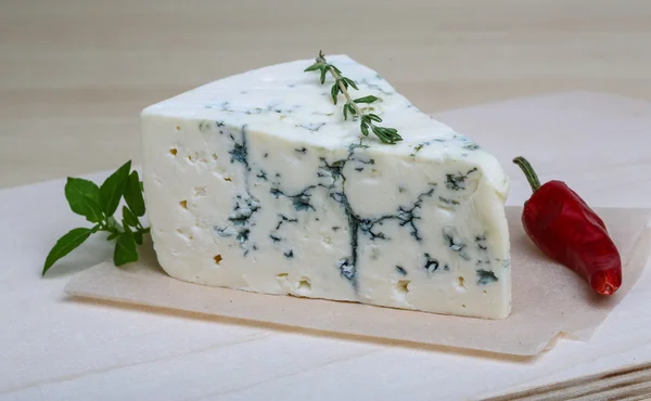 Queso azul con albahaca —  Fotos de Stock