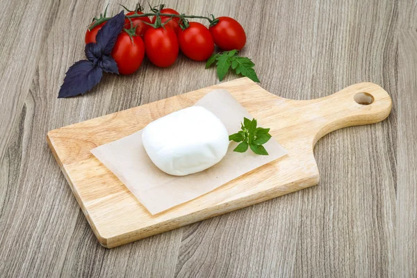Mozzarella con basilico verde — Foto Stock