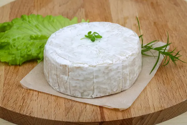 Queijo Brie com alface — Fotografia de Stock