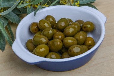 Kase içinde yeşil zeytin