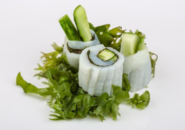 Kalamar sashimi salatalık ile