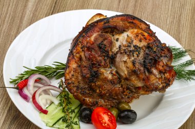 Dereotu ile kavrulmuş domuz diz