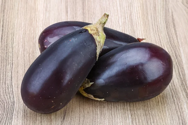 Ruwe aubergines op hout — Stockfoto