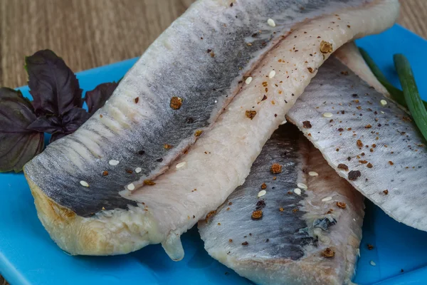 Filetto di aringa con cipolla verde — Foto Stock