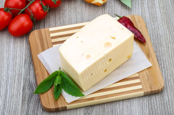 Ladrillo de queso con menta —  Fotos de Stock