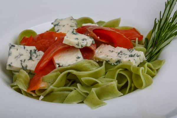 Pasta med lax och blue cheese — Stockfoto