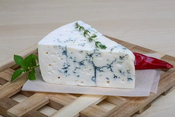 Blauwe kaas met basilicum — Stockfoto