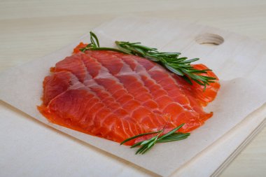 Rosemary ile Somon dilimlenmiş